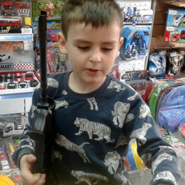 Мальчик с винтовкой стреляющей пульками фото - shopbabytoys.ru